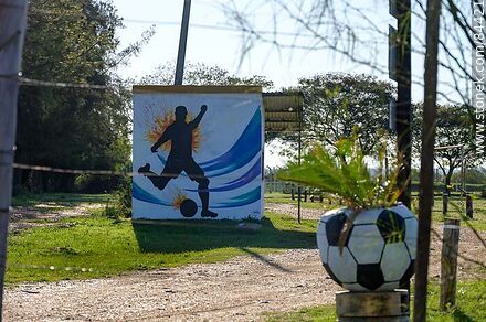 Entrada a la cancha de fútbol - Departamento de Salto - URUGUAY. Foto No. 84421