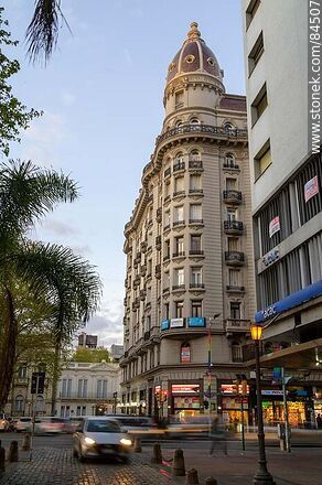 Montero Palace on Avenida 18 de Julio - Department of Montevideo - URUGUAY. Photo #84507