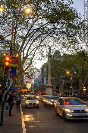 18 de Julio Avenue. Statue of Liberty - Department of Montevideo - URUGUAY. Photo #84509