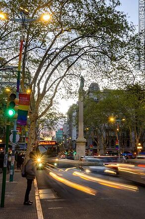 Avenida 18 de Julio. Estatua de la Libertad - Departamento de Montevideo - URUGUAY. Foto No. 84510