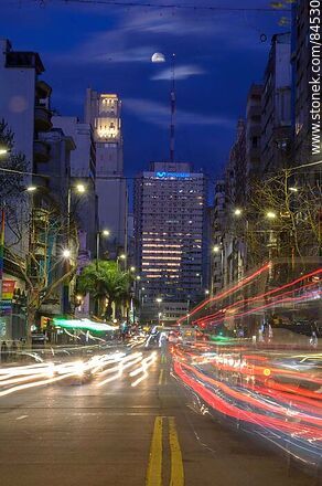 Avenida 18 de Julio. Torre el Gaucho. Estela de luces que deja el tránsito al anochecer. La luna llena - Departamento de Montevideo - URUGUAY. Foto No. 84530