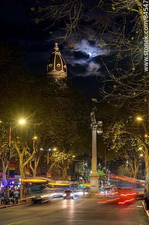 La plaza Cagancha en la noche, estatua de la Libertad, palacio Montero frente a la luna llena - Departamento de Montevideo - URUGUAY. Foto No. 84547