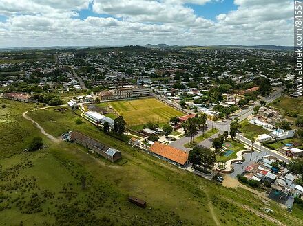 Vista aérea de la antigua estación de trenes de Minas transformada en centro deportivo (2023). Club Estación Minas - Departamento de Lavalleja - URUGUAY. Foto No. 84557