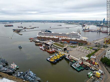 Vista aérea del puerto de Montevideo y el crucero MSC Poesia - Departamento de Montevideo - URUGUAY. Foto No. 84614
