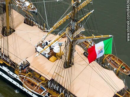 Vista aérea del buque escuela Amerigo Vespucci con la bandera italiana ondeando - Departamento de Montevideo - URUGUAY. Foto No. 84636