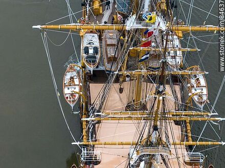 Vista aérea del detalle de cubierta del buque escuela Amerigo Vespucci navegndo - Departamento de Montevideo - URUGUAY. Foto No. 84637