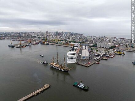 Vista aérea del buque escuela Amerigo Vespucci zarpando del puerto de Montevideo - Departamento de Montevideo - URUGUAY. Foto No. 84639