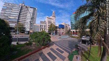 Plaza Fabini frente a la Av. 18 de Julio - Departamento de Montevideo - URUGUAY. Foto No. 84814