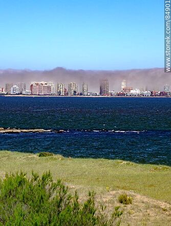 Punta del Este y una bruma marítima sobre playa Brava - Punta del Este y balnearios cercanos - URUGUAY. Foto No. 84901