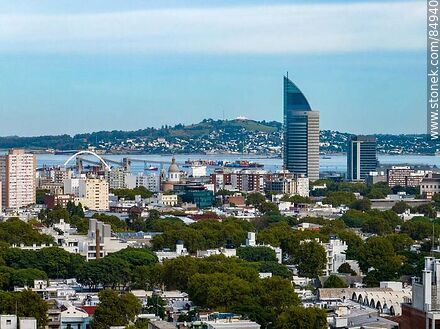 Vista aérea de la torre de Antel, Aguada Park y el Cerro de Montevideo - Departamento de Montevideo - URUGUAY. Foto No. 84940