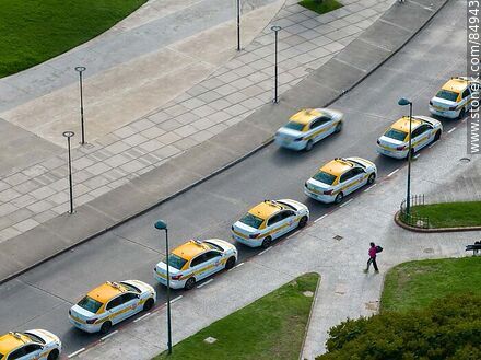 Vista aérea de una fila de taxis frente a la plaza de la Bandera - Departamento de Montevideo - URUGUAY. Foto No. 84943