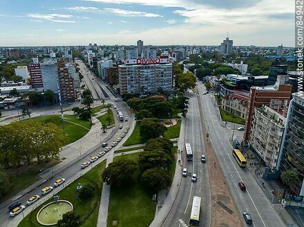 Vista aérea de las avenidas 8 de Octubre y Avenida Italia hacia el este - Departamento de Montevideo - URUGUAY. Foto No. 84942
