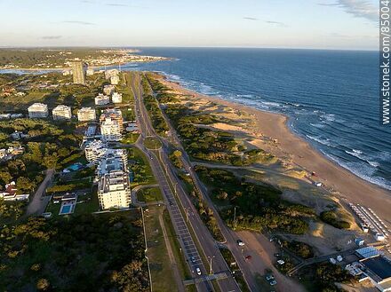 Vista aérea de la rambla y playa Brava en la Parada 30 - Punta del Este y balnearios cercanos - URUGUAY. Foto No. 85004