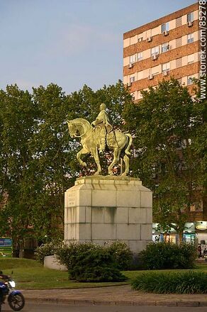 Monumento al Gral. Aparicio Saravia - Departamento de Montevideo - URUGUAY. Foto No. 85278
