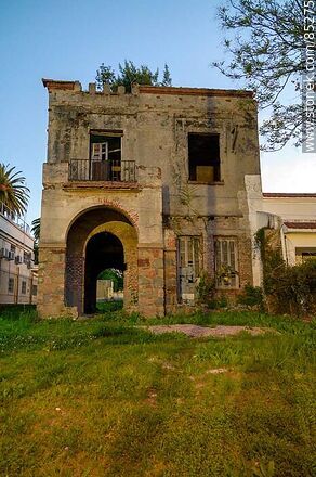 Antigua casa en la Av. L. A. de Herrera - Departamento de Montevideo - URUGUAY. Foto No. 85275