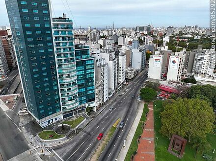 Vista aérea de la calle Víctor Haedo y la torre del Congreso - Departamento de Montevideo - URUGUAY. Foto No. 85292