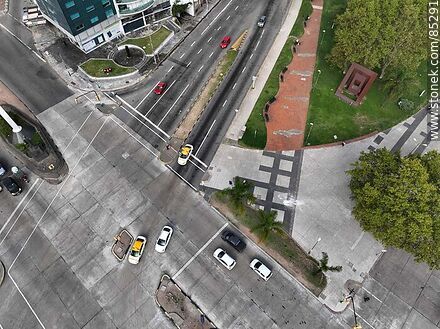 Vista aérea del cruce de Bulevar Artigas y la calle Víctor Haedo - Departamento de Montevideo - URUGUAY. Foto No. 85291