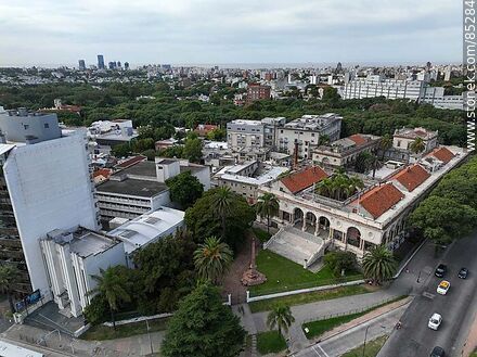 Vista aérea del Hospital Italiano y templo adventista - Departamento de Montevideo - URUGUAY. Foto No. 85284