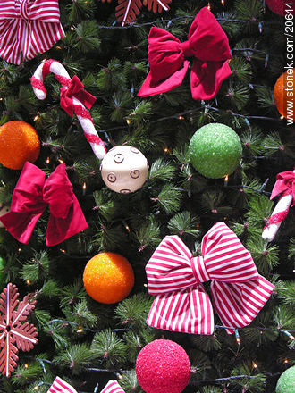 Girnaldas y moños en árbol de Navidad - Departamento de Montevideo - URUGUAY. Foto No. 20644