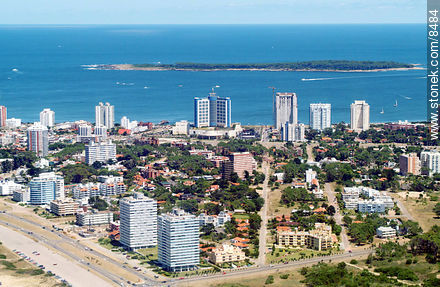 Av. Roosevelt ( la derecha), Edificios Tiburón, hotel Conrad, isla Gorriti - Punta del Este y balnearios cercanos - URUGUAY. Foto No. 8484