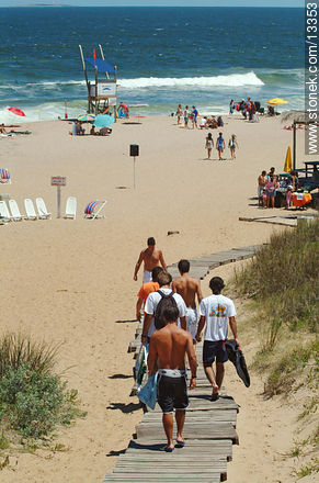 Jóvenes accediendo a la playa - Punta del Este y balnearios cercanos - URUGUAY. Foto No. 13353