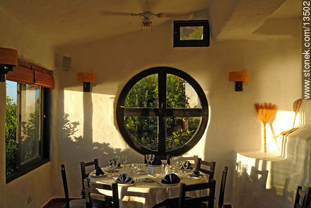 Mesa del restaurante del hotel Casapueblo, Punta del este -  - URUGUAY. Foto No. 13502