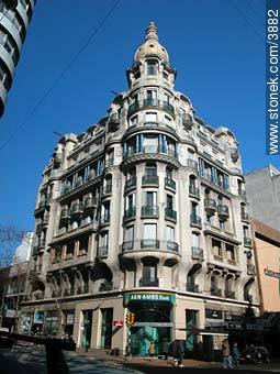 Edificio San Felipe y Santiago en 18 de Julio y Yaguarón - Departamento de Montevideo - URUGUAY. Foto No. 3882