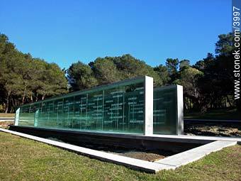Memorial a las personas desaparecidas entre 1973 y 1984 durante el régimen militar. - Departamento de Montevideo - URUGUAY. Foto No. 3997