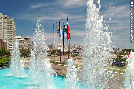 Fuente y banderas en el hotel Conrad - Punta del Este y balnearios cercanos - URUGUAY. Foto No. 11036