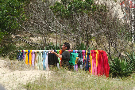 Vendedor de pareos y polleras - Punta del Este y balnearios cercanos - URUGUAY. Foto No. 11046