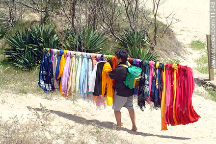 Skirt seller - Punta del Este and its near resorts - URUGUAY. Photo #11048
