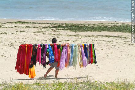 Skirt seller - Punta del Este and its near resorts - URUGUAY. Photo #11049
