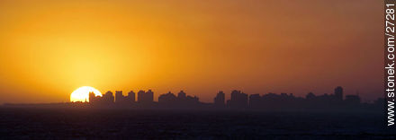 Puesta de sol recortando la Península - Punta del Este y balnearios cercanos - URUGUAY. Foto No. 27281
