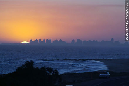 Puesta de sol recortando la Península - Punta del Este y balnearios cercanos - URUGUAY. Foto No. 27290