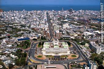 Vista aérea del Palacio Legislativo y la Avenida del Libertador - Departamento de Montevideo - URUGUAY. Foto No. 6987