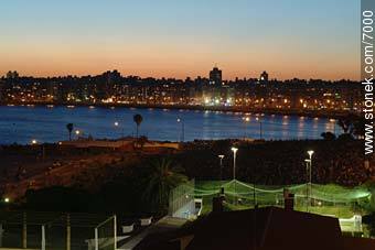 Vista aérea nocturna de Pocitos - Departamento de Montevideo - URUGUAY. Foto No. 7000