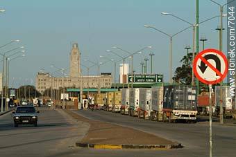 Camiones a la espera en el puerto - Departamento de Montevideo - URUGUAY. Foto No. 7044