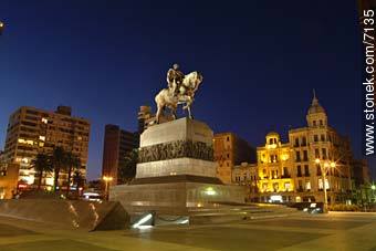 Plaza Independencia de noche - Departamento de Montevideo - URUGUAY. Foto No. 7135