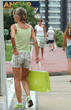 Señora de compras - Punta del Este y balnearios cercanos - URUGUAY. Foto No. 8047