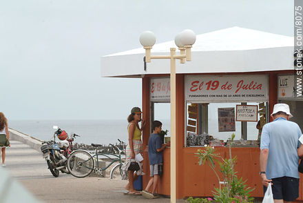 Puestos de venta de pescado y mariscos - Punta del Este y balnearios cercanos - URUGUAY. Foto No. 8075