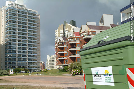 Contenedor de residuos domiciliarios - Punta del Este y balnearios cercanos - URUGUAY. Foto No. 7939