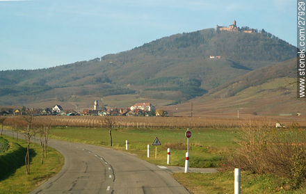 Camino D1bis. Saint-Hippolyte. Al fondo el castillo  Haut-Koenigsbourg - Región de Alsacia - FRANCIA. Foto No. 27929