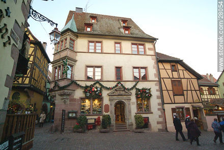 Casas y comercios de Riquewihr con adornos navideños - Región de Alsacia - FRANCIA. Foto No. 28054