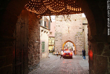 Casas y comercios de Riquewihr con adornos navideños - Región de Alsacia - FRANCIA. Foto No. 28075
