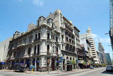 Av. 18 de Julio y Julio Herrera y Obes. Banco República. Clube Brasileiro - Departamento de Montevideo - URUGUAY. Foto No. 12192