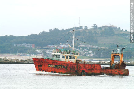 Barco de trabajo en la bahía de Montevideo con el Cerro de fondo. - Departamento de Montevideo - URUGUAY. Foto No. 12348