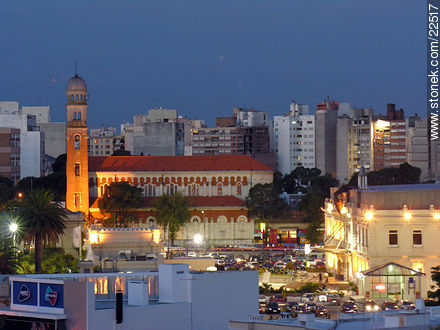 Iglesia del Sagrado Corazón de Jesús y Punta Carreta Shopping - Departamento de Montevideo - URUGUAY. Foto No. 22517