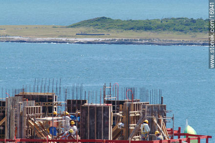 Obra de construcción frente a la Isla Gorriti - Punta del Este y balnearios cercanos - URUGUAY. Foto No. 16941