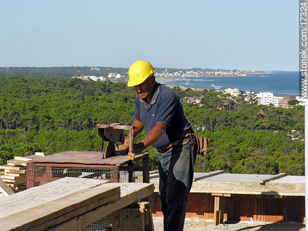 Obrero en obra en construcción - Punta del Este y balnearios cercanos - URUGUAY. Foto No. 17324