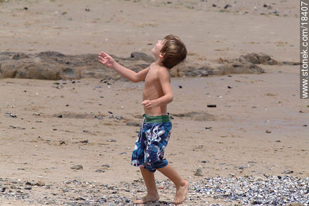 Niño jugando en la arena - Punta del Este y balnearios cercanos - URUGUAY. Foto No. 18407
